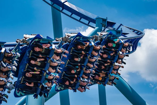 Orlando, Florida 'da. 18 Temmuz 2019. SeaWorld 8 ' de mantar Ray Rollercoaster zevk insanlar.