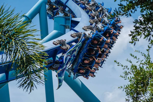 Orlando, Florida 'da. 18 Temmuz 2019. İnsanlar zevk sahip eğlenceli Manta Ray Rollercoaster at SeaWorld 3