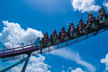 Orlando, Florida 'da. 18 Temmuz 2019. SeaWorld 2 ' de inanılmaz Mako Rollercoaster zevk insanların üst görünümü.