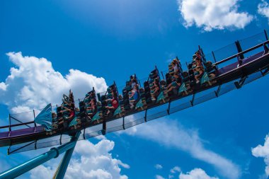 Orlando, Florida 'da. 18 Temmuz 2019. SeaWorld 3 yılında inanılmaz Mako Rollercoaster zevk insanların üst görünümü.
