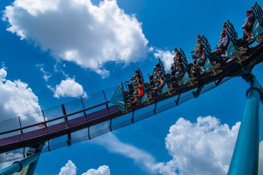 Orlando, Florida 'da. 18 Temmuz 2019. SeaWorld 8 ' de inanılmaz Mako Rollercoaster zevk insanların üst görünümü