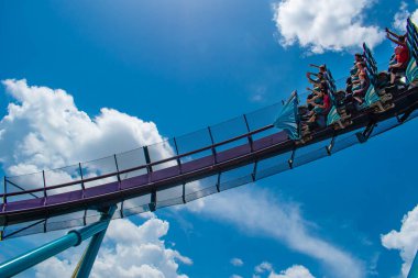 Orlando, Florida 'da. 18 Temmuz 2019. SeaWorld 12 ' de inanılmaz Mako Rollercoaster zevk insanların üst görünümü.