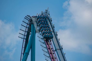 Orlando, Florida 'da. 18 Temmuz 2019. SeaWorld 2 ' de Mako Rollercoaster zevk insanların üst görünümü.