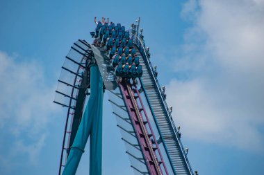 Orlando, Florida 'da. 18 Temmuz 2019. SeaWorld 3 de Mako Rollercoaster zevk insanların üst görünümü.