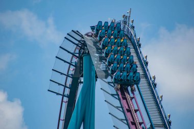 Orlando, Florida 'da. 18 Temmuz 2019. SeaWorld 4 de Mako Rollercoaster zevk insanların üst görünümü