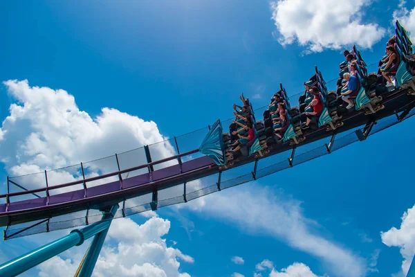 Orlando, Florida 'da. 18 Temmuz 2019. SeaWorld 1 ' de inanılmaz Mako Rollercoaster zevk insanların üst görünümü