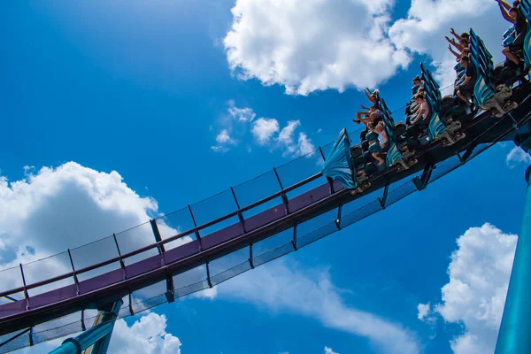 Orlando, Florida 'da. 18 Temmuz 2019. SeaWorld 5 ' de inanılmaz Mako Rollercoaster zevk insanların üst görünümü