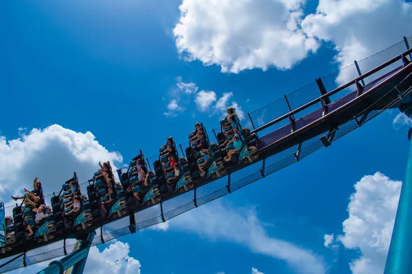 Orlando, Florida 'da. 18 Temmuz 2019. SeaWorld 7 ' de inanılmaz Mako Rollercoaster zevk insanların üst görünümü.