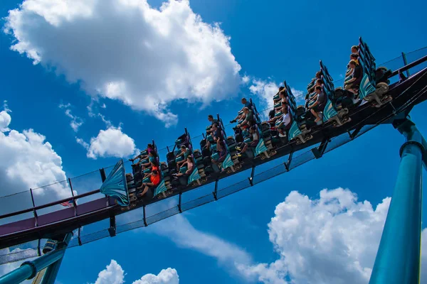 Orlando, Florida 'da. 18 Temmuz 2019. SeaWorld 9 ' da inanılmaz Mako Rollercoaster zevk insanların üst görünümü
