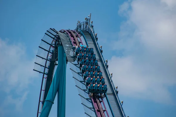 Orlando, Florida 'da. 18 Temmuz 2019. SeaWorld 1 ' de Mako Rollercoaster zevk insanların üst görünümü