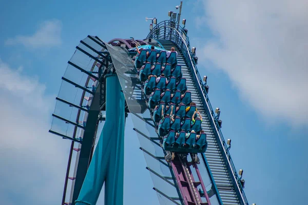 Orlando, Florida 'da. 18 Temmuz 2019. SeaWorld 5 ' de Mako Rollercoaster zevk insanların üst görünümü.