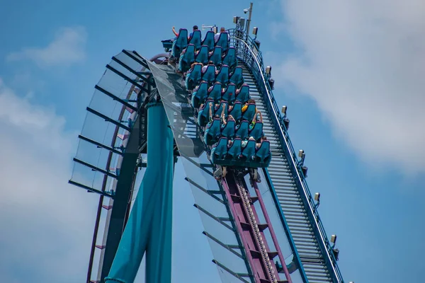 Orlando, Florida 'da. 18 Temmuz 2019. SeaWorld 6 ' da Mako Rollercoaster zevk insanların üst görünümü