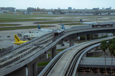 Tampa Körfezi, Florida. Temmuz 12, 2019 Tampa Uluslararası Havaalanı 'ndaki Sky Connect Train 'in En Iyi görünümü 3