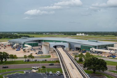 Tampa Körfezi, Florida. Temmuz 12, 2019 Tampa Uluslararası Havaalanı 6 ' da Sky Connect tren üst görünümü