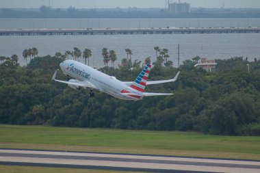 Tampa Körfezi, Florida. 12 Temmuz 2019. American Airlines Tampa Uluslararası Havaalanı 2 ' den ayrılıyor