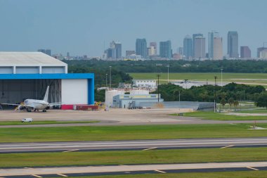 Tampa Körfezi, Florida. 12 Temmuz 2019 Tampa Uluslararası Havaalanı ve şehir merkezi kısmi görünümü.