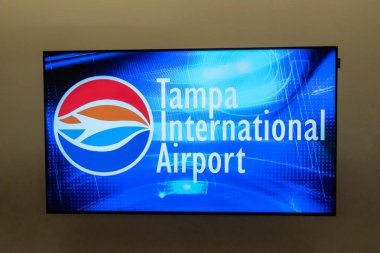 Tampa Körfezi, Florida. Temmuz 12, 2019 ışıklı Tampa Uluslararası Havaalanı logosu ekranda