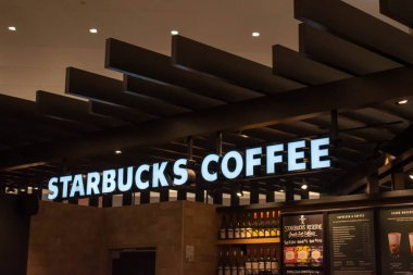 Tampa Körfezi, Florida. Temmuz 12, 2019 Tampa Uluslararası Havaalanı 'nda Starbucks coffe Sign 1.