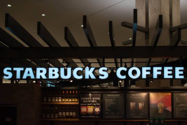 Tampa Körfezi, Florida. 12 Temmuz 2019 Tampa Uluslararası Havalimanı 'nda Starbucks coffe Sign 2.