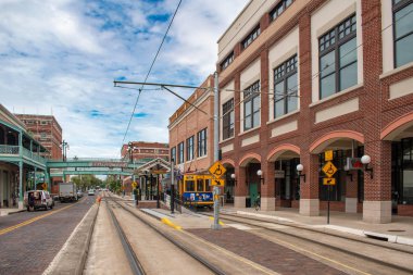 Ybor şehri Tampa Körfezi, Florida. 12 Temmuz 2019 Centro Ybor Complex ve renkli tramvay. Ybor City Tampa 3 tarihi bir mahalle
