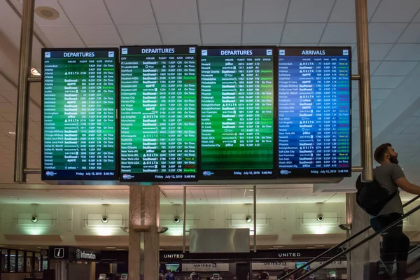 Tampa Bay Florida Julio 2019 Señal Salidas Llegadas Iluminadas Aeropuerto —  Fotos de Stock