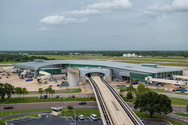 Tampa Körfezi, Florida. Temmuz 12, 2019 Tampa Uluslararası Havaalanı 6 ' da Sky Connect tren üst görünümü