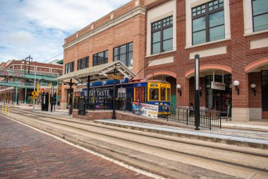  Ybor şehri Tampa Körfezi, Florida. 12 Temmuz 2019 Centro Ybor Complex ve renkli tramvay. Ybor City Tampa 2 tarihi bir mahalle