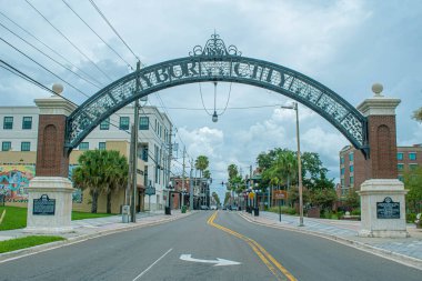 Tampa Körfezi, Florida. 12 Temmuz 2019 Ybor şehir kemeri üzerinde 7th Aveneu tarihi ilçe 1
