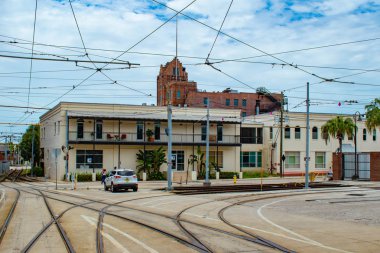 Tampa Körfezi, Florida. 12 Temmuz 2019 Ybor kentinde yollarda ve Vintage yapıların Kavşağı.