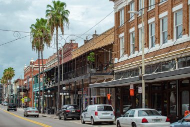 Tampa Körfezi, Florida. Temmuz 12, 2019 Ybor kentinde 7 Aveneu kısmi görünümü.