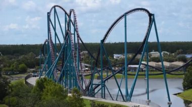 Orlando, Florida 'da. 30 Haziran 2019. SeaWorld harika Mako Rollercoaster zevk insanların panoramik görünümü..