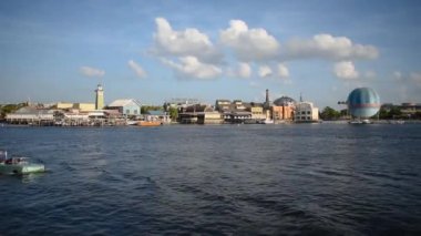 Orlando, Florida 'da. 10 Temmuz 2019. Disney Springs ve Lake Buena Vista bölgesinde amphibios araba yolculuğu zevk insanların panoramik görünümü.