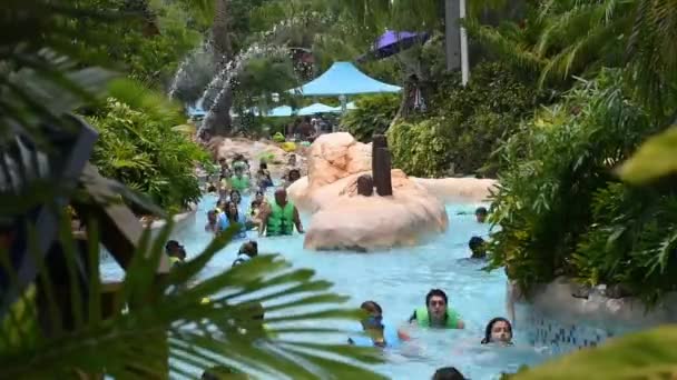 Orlando Florida Junio 2019 Gente Disfrutando Del Río Perezoso Aquatica — Vídeo de stock