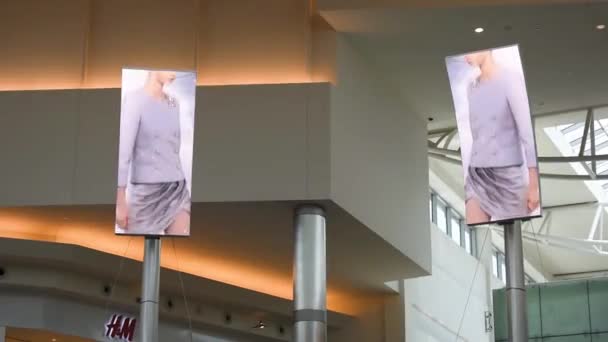 奥兰多 佛罗里达州七月 2019 人们在主大厅里享受购物之旅 在Millenia购物中心欣赏展示大品牌的屏幕 — 图库视频影像