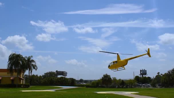 Orlando Florida Juli 2019 Gul Helikopter Lyfter Den Internationella Drivytan — Stockvideo