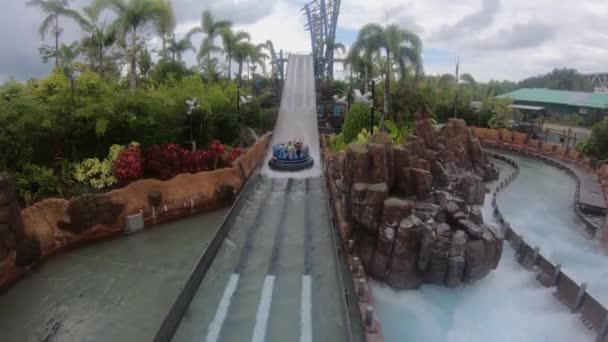 Orlando Florida July 2019 People Enjoying Splashing Infinity Falls Seaworld — Stock Video