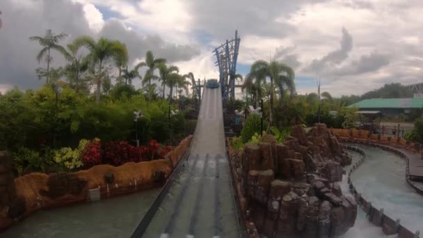 Orlando Florida Temmuz 2019 Nsanlar Seaworld Eğlenceli Infinity Falls Cazibe — Stok video