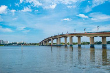  Daytona Plajı, Florida. 07 Temmuz 2019. LightBlue gökyüzü bulutlu arka planda Brodway Köprüsü panoramik görünümü