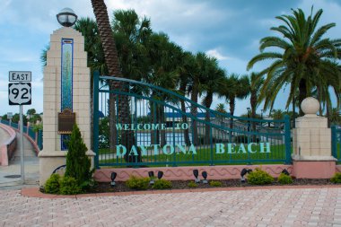 Daytona Beach Florida. 07 Temmuz 2019 Broadway Köprüsü bölgesinde Daytona Beach tabelası 'Na hoş geldiniz.