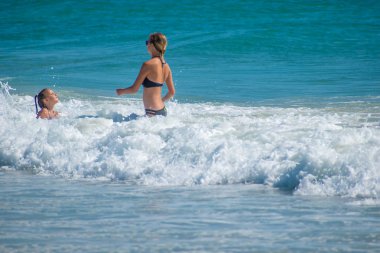 Daytona Plajı, Florida. Temmuz 06, 2019 anne ve kızı zevk ve dalgalar 8 ile oynuyor