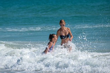 Daytona Plajı, Florida. Temmuz 06, 2019 anne ve kızı zevk ve dalgalar 9 ile oynuyor
