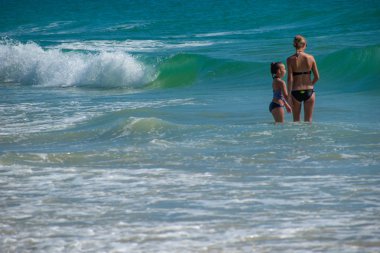 Daytona Plajı, Florida. Temmuz 06, 2019 anne ve kızı zevk ve dalgalar ile oynuyor