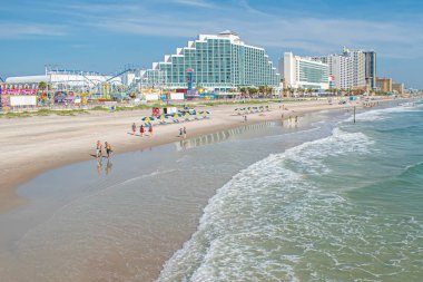 Daytona Plajı, Florida. 06 Temmuz 2019, Hilton Ocean Front 'un panoramik manzarasını ve Daytona Beach 1 ' de iskele