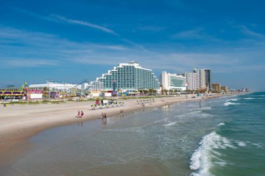 Daytona Plajı, Florida. 06 Temmuz 2019, Hilton Ocean Front 'un panoramik manzarası ve Daytona Beach 3 ' teki iskelede