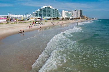 Daytona Plajı, Florida. 06 Temmuz 2019, Hilton Ocean Front 'un panoramik manzarası ve Daytona Beach 4 ' teki iskelede