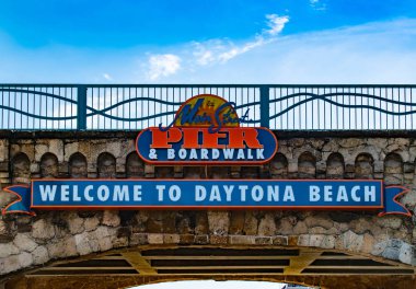 Daytona Plajı, Florida. Temmuz 06, 2019 Daytona Beach ve Pier ve Boardwalk işareti hoş geldiniz üst görünümü.