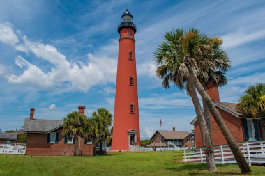 Ponce de Leon giriş, Florida. 19 Temmuz 2019. Tarihi deniz feneri ve palmiye ağaçlarının panoramik manzarası 2