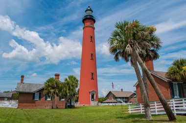 Ponce de Leon giriş, Florida. 19 Temmuz 2019. Tarihi deniz feneri ve palmiye ağaçlarının panoramik manzarası 1.