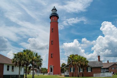  Ponce de Leon giriş, Florida. 19 Temmuz 2019 LightBlue gökyüzü bulutlu arka planda tarihi deniz feneri panoramik görünümü 4