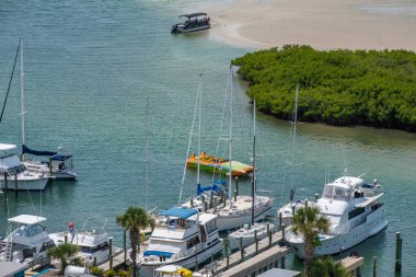 Ponce de Leon giriş, Florida. 19 Temmuz 2019 deniz fenerinden renkli tekne ve Marina kısmi görünümü 2
